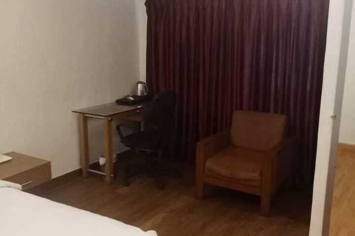 Room 6 of 10