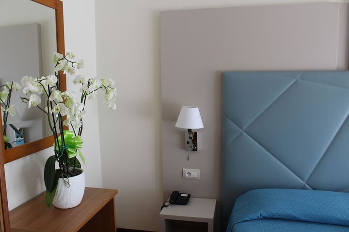 Room 25 of 99
