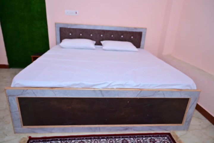 Room 6 of 9