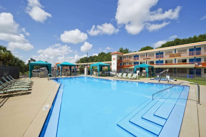 Pool 23 of 52
