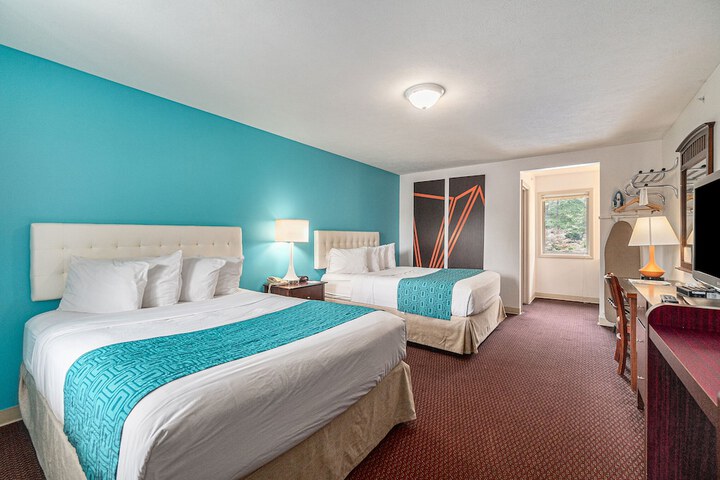 2 Queen Beds (16 of 21)