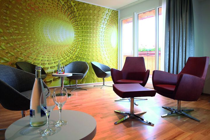 Lounge 33 of 33