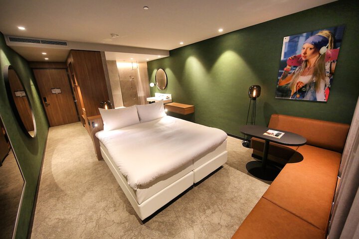 Room 8 of 77