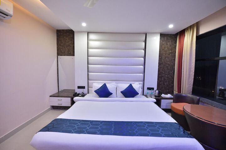 Room 7 of 12