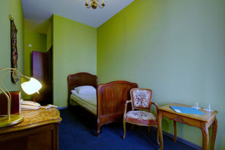 Room 9 of 25