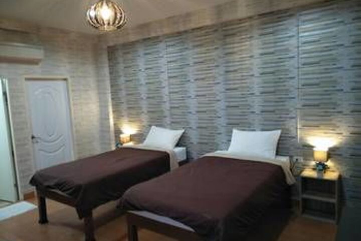 Room 4 of 9