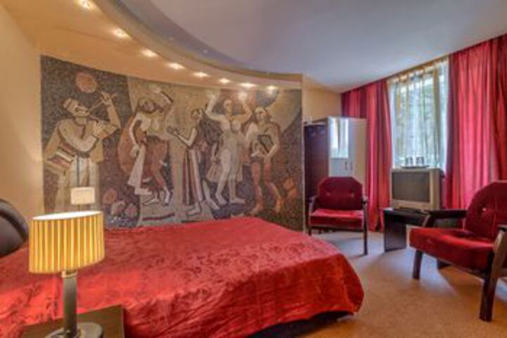 Room 14 of 33