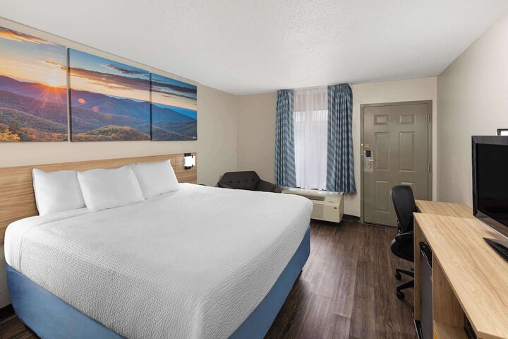 1 King Bed (1 of 16)