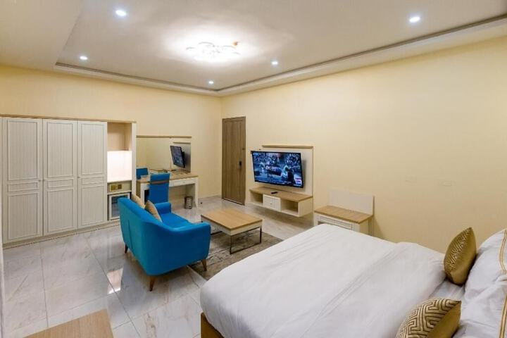 Room 6 of 11