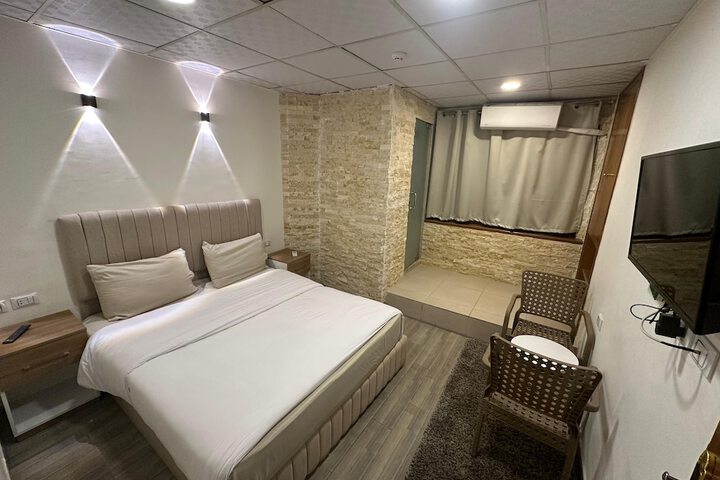 Room 10 of 46