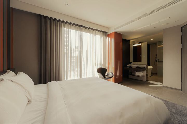 Room 48 of 82