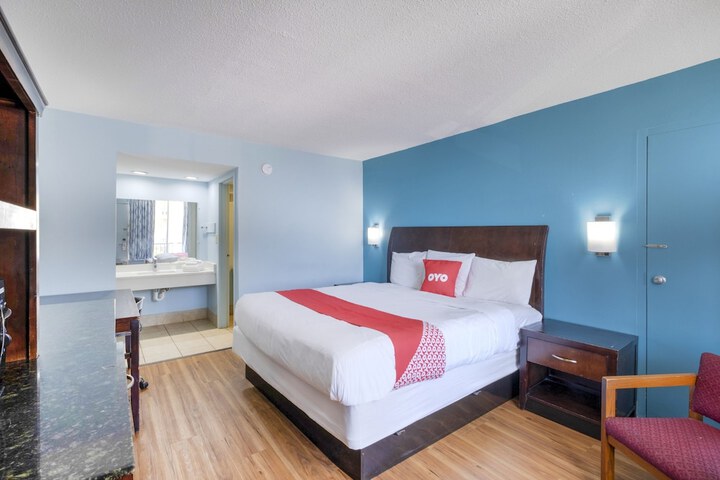 1 King Bed (4 of 7)