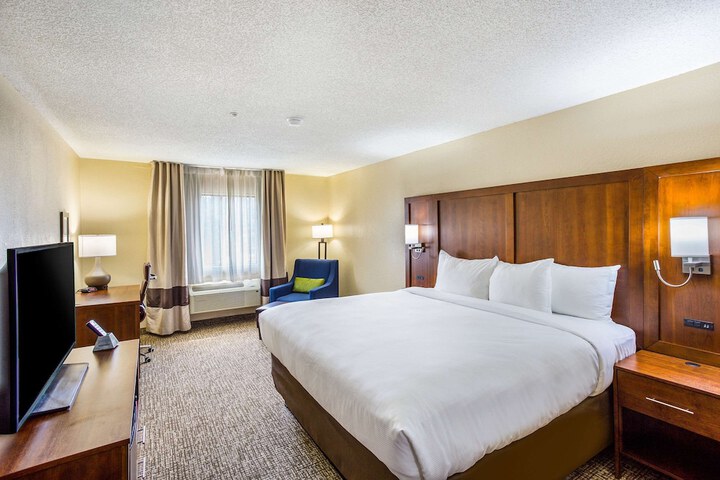 1 King Bed (2 of 12)