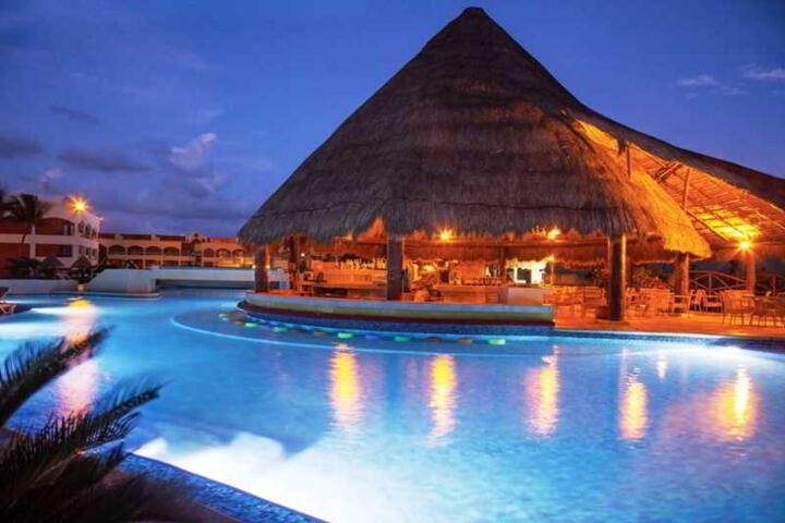 Hotel Pool