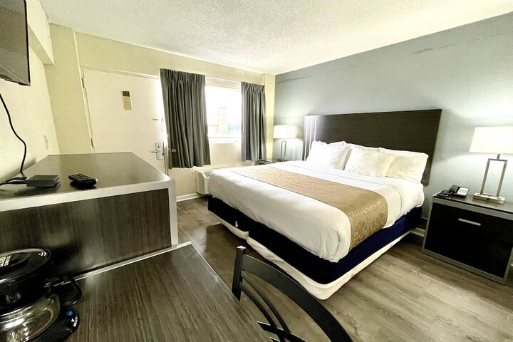 1 King Bed (3 of 23)