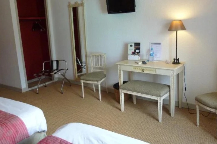 Room 4 of 18