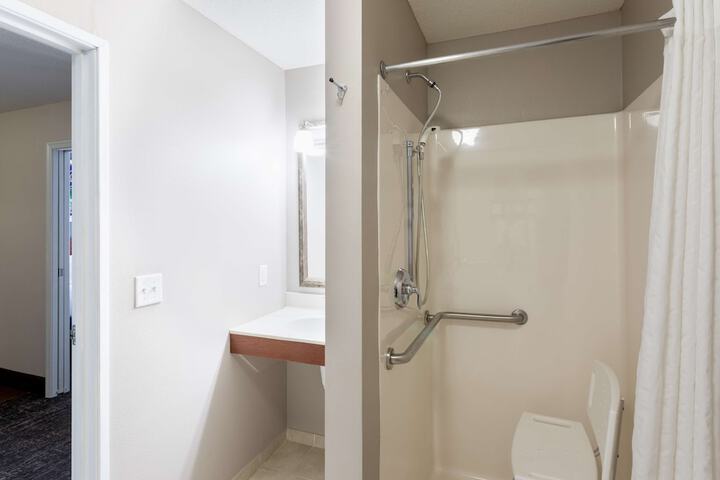 1 Bedroom Queen Bed (3 of 10)