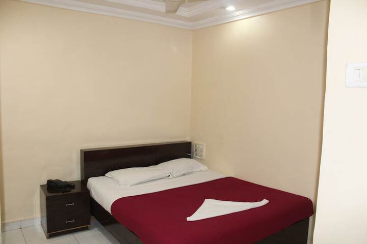 Room 11 of 28