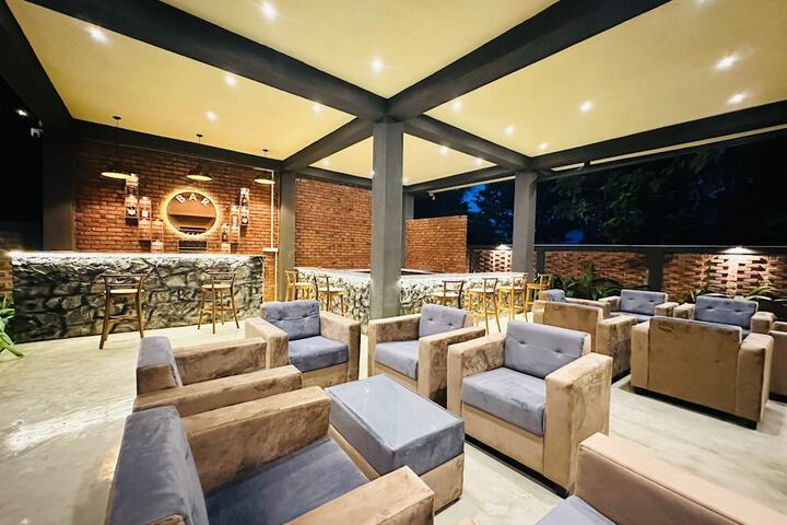 Lounge 9 of 15
