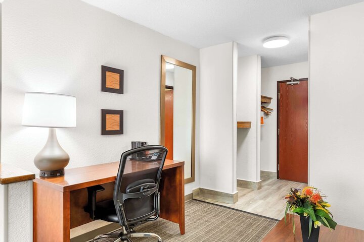 1 King Bed Business Room Upgrade (5 of 13)