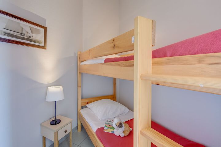 Room 9 of 48