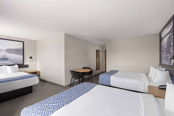 1 Queen Bed Accessible Room (24 of 32)