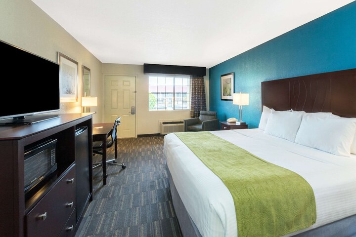 Room 9 of 16