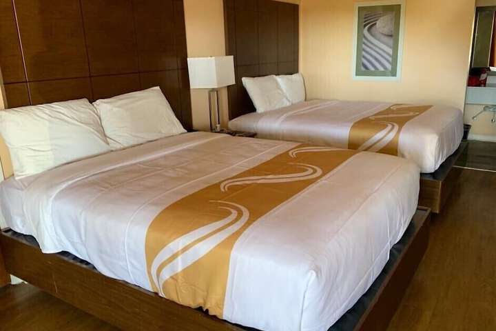 1 Queen Bed Accessible (12 of 14)