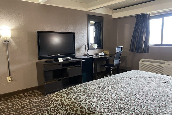 Signature Suite King Bed (9 of 17)