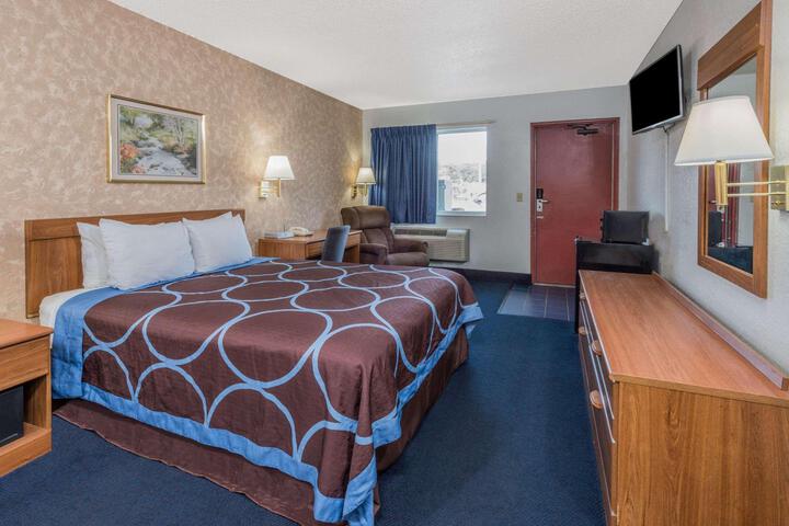 1 Queen Bed Mobility Accessible (11 of 25)
