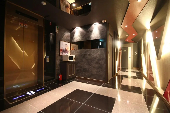 Room 11 of 16