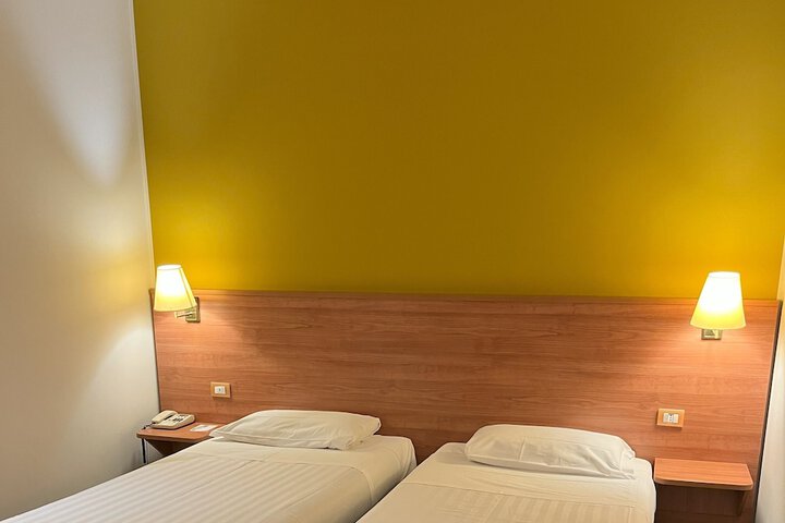 Room 13 of 33