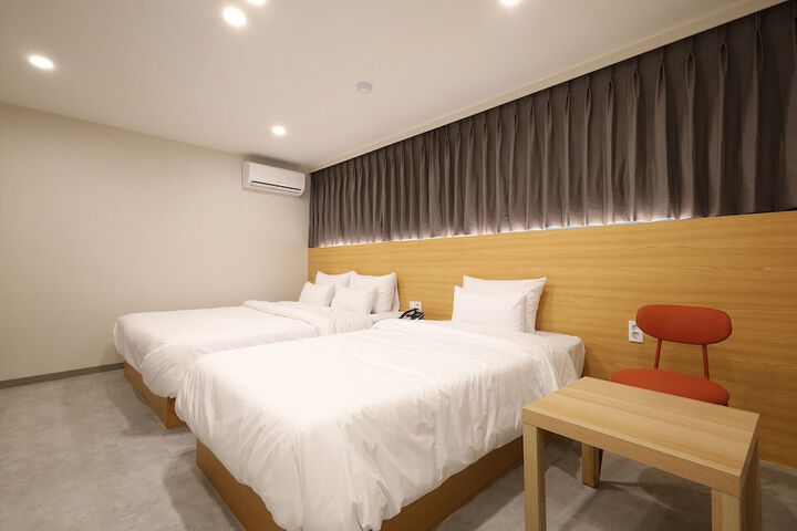Room 3 of 62