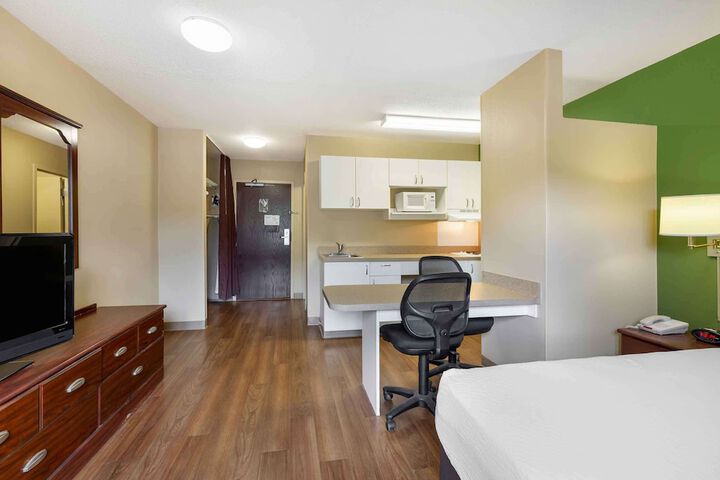 1 Queen Bed (3 of 6)