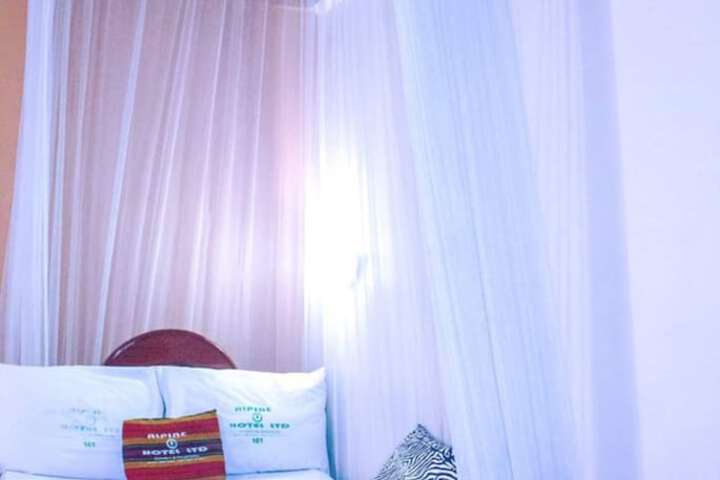 Room 6 of 12