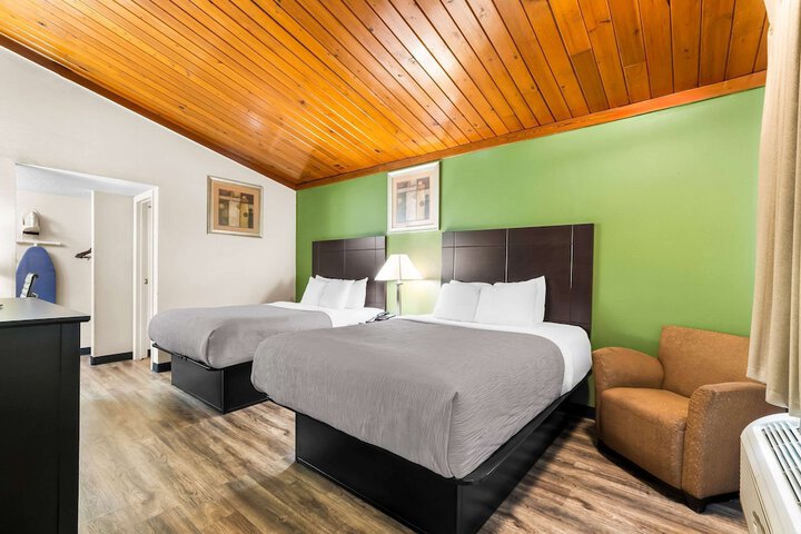 1 Queen Bed (10 of 15)
