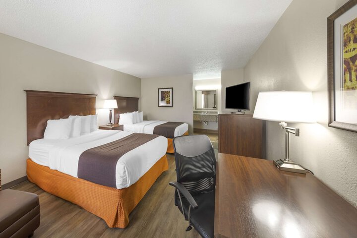 1 Queen Bed High Speed Internet Accessible Microwave and Refrigerator, Coffee Maker Iron and Ironing Board Hairdryer Full Breakfast (9 of 18)