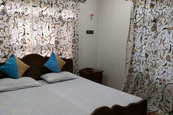 Room 2 of 10