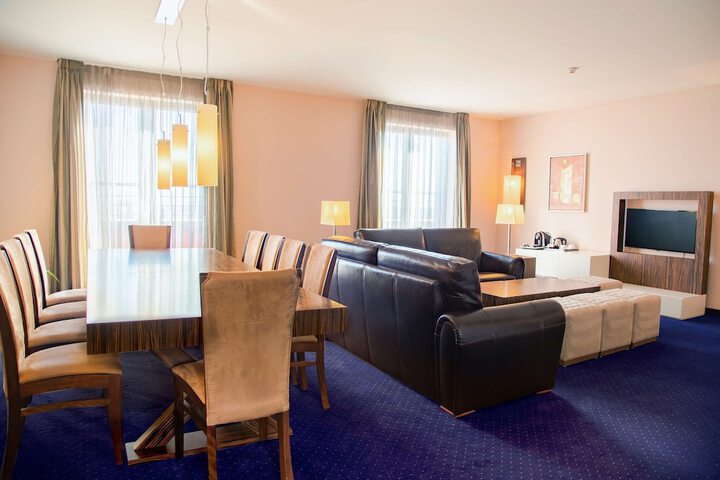 Room 16 of 120