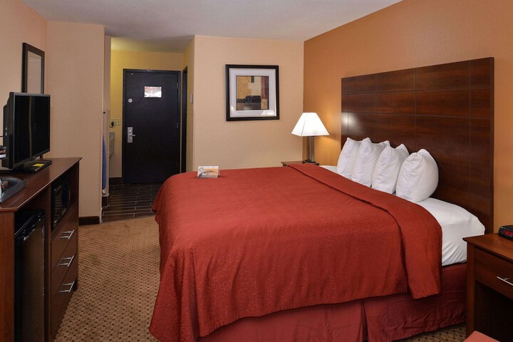 1 King Bed (5 of 9)