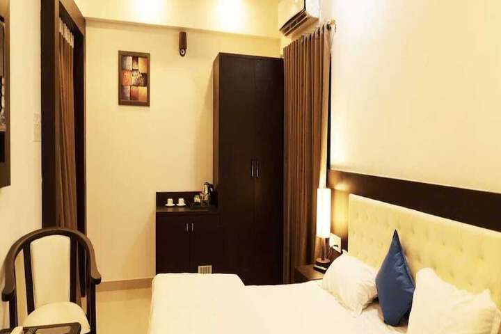 Room 9 of 28
