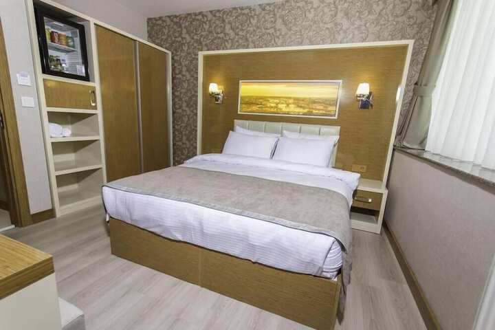 Room 13 of 30