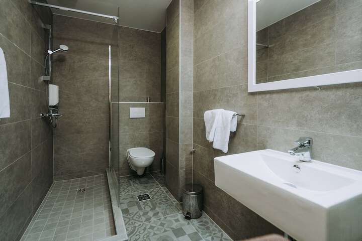 Room 100 of 127