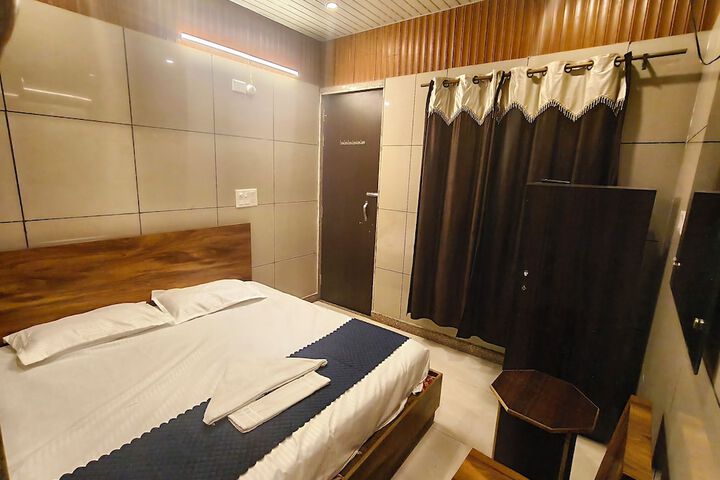 Room 6 of 10
