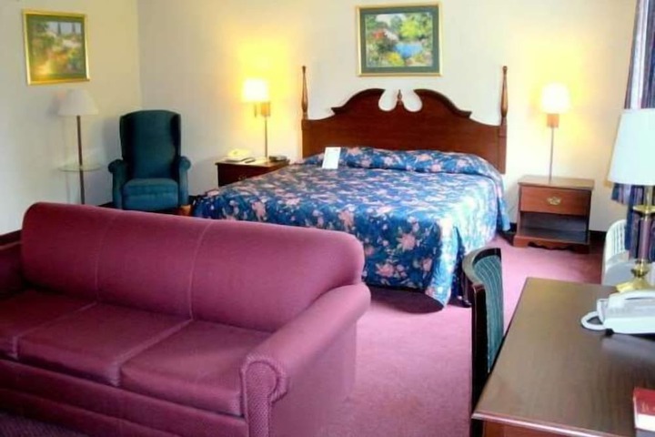 1 King Bed (3 of 11)