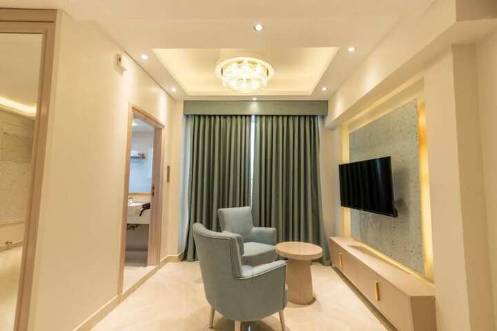 Room 13 of 18