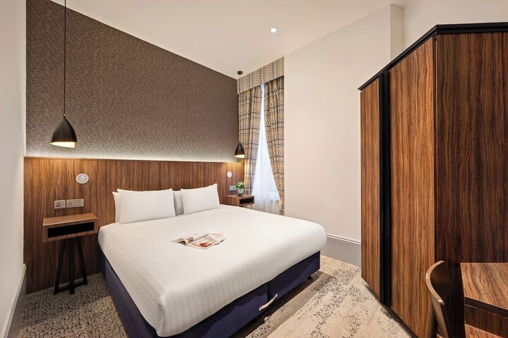 Room 8 of 34