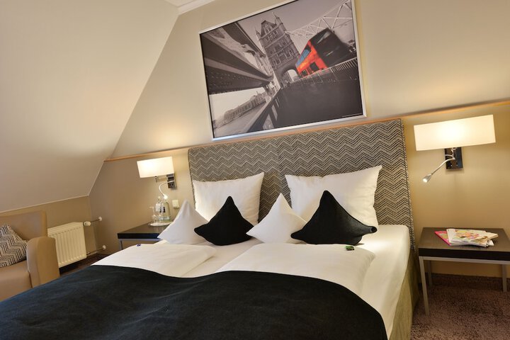 Room 5 of 62