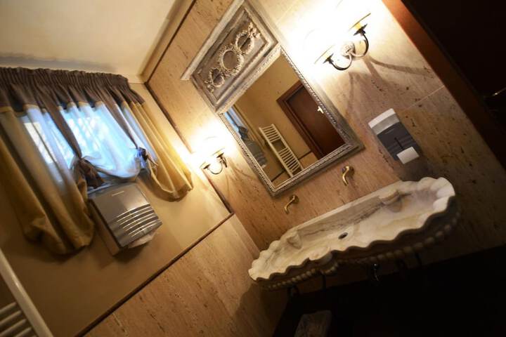 Room 10 of 28