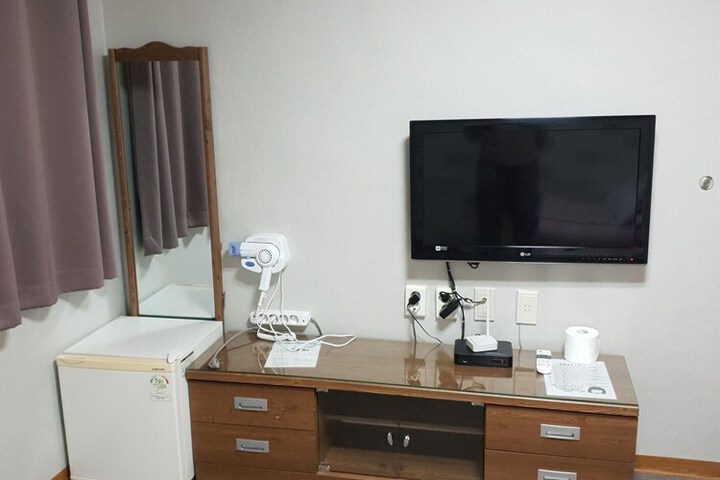 Room 10 of 32